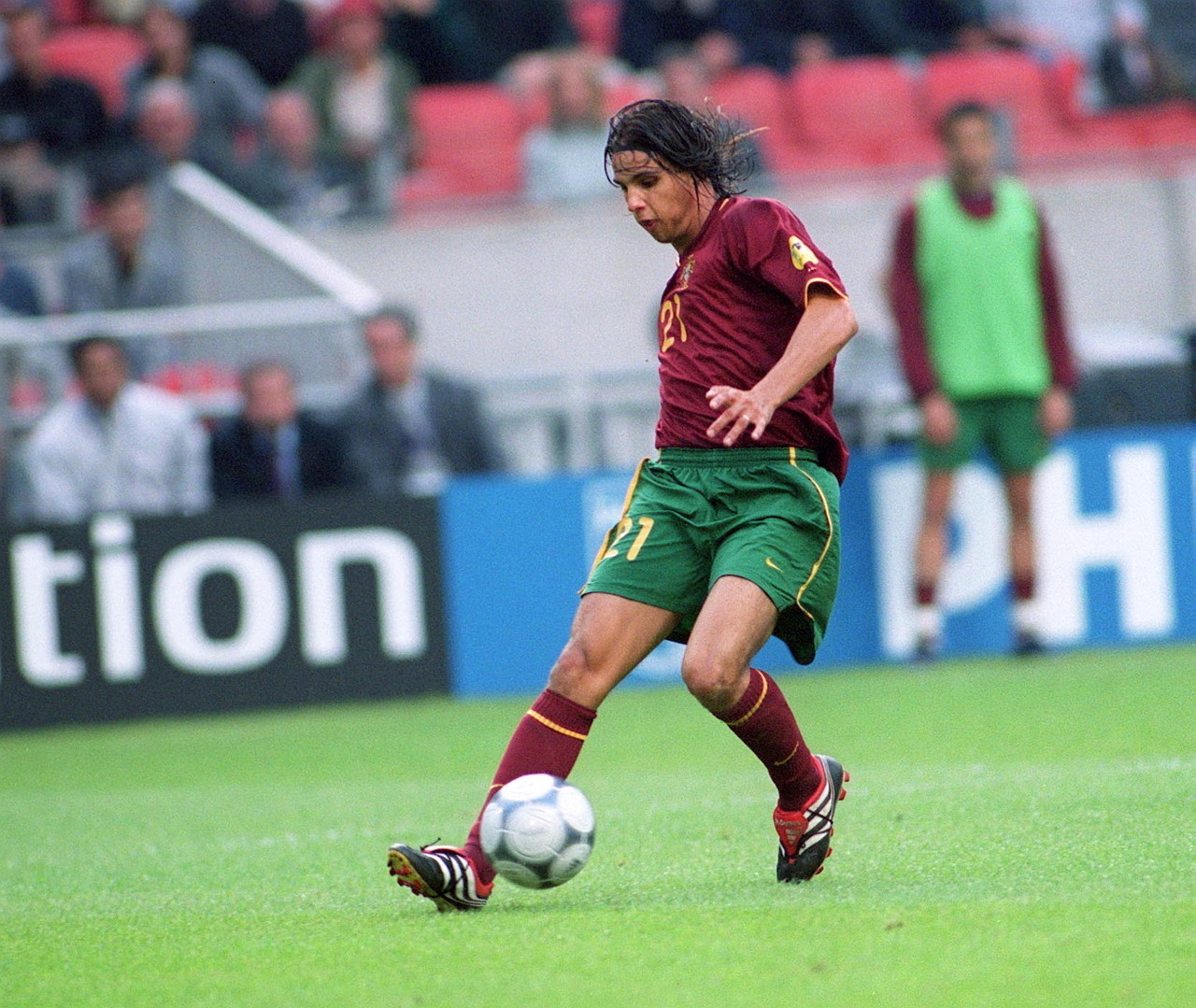 前锋单场双响，全场瞩目