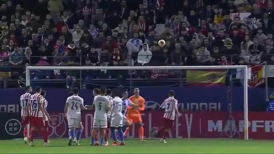 孔帕尼：逆转困境的精神很重要，迪亚斯总能在混乱中创造可能