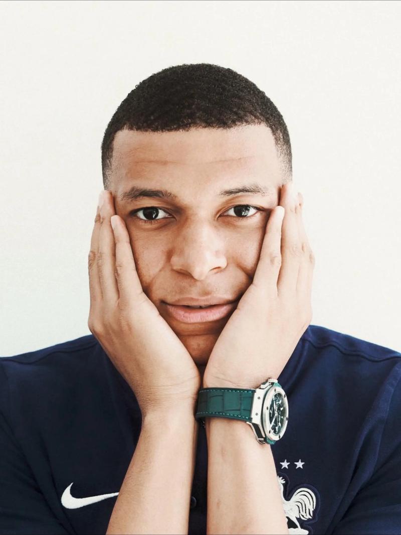 贝克汉姆的球队夺冠，全家相拥庆祝，14岁金发小七很夺目