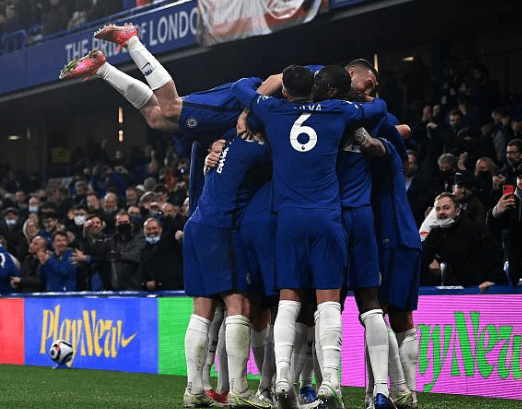 尤文全队和球迷一起出现在登机口，斯帕莱蒂和球迷们友好互动